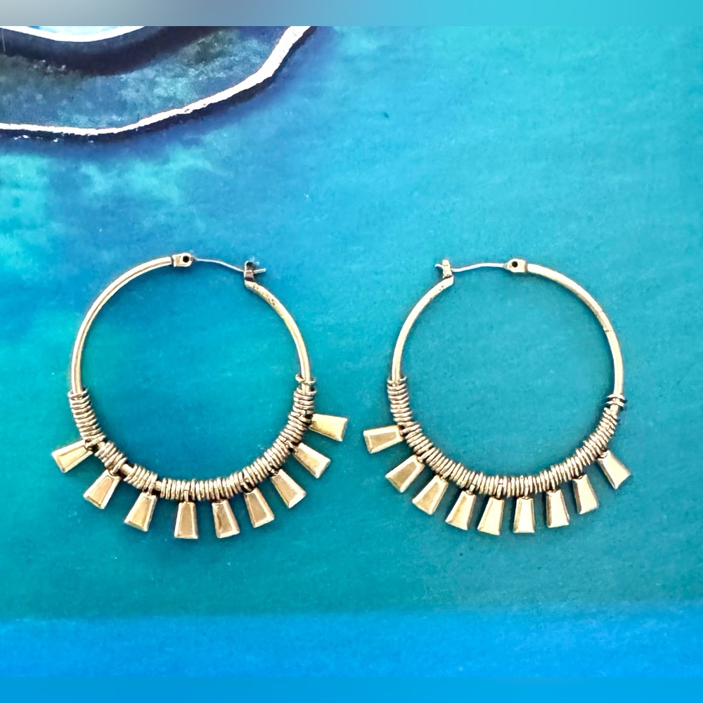 Stella & Dot Bungalow Hoop Earrings in Gold Tone